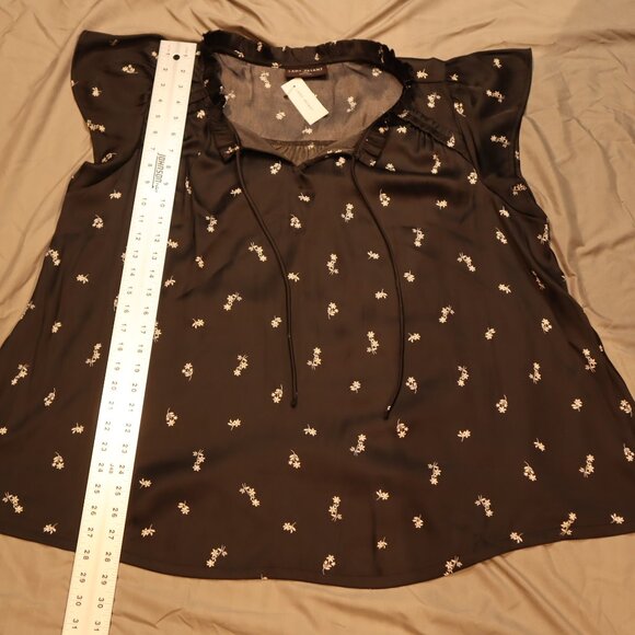 Lane Bryant Floral Flutter Sleeve Top – Black/White – Size 22/24 (3X) – NWT - Picture 3 of 7